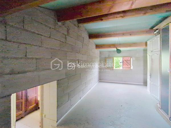 Dans l'un des villages les plus prisés aux portes de Montpellier, découvrez cette maison individuelle de plain-pied de 88 m², nichée au cœur d'un quartier résidentiel calme et verdoyant. Un véritable cocon où il fait bon vivre, à seulement quelques minutes de la ville, tout en profitant d'un environnement privilégié.
Dès l'arrivée, vous serez séduit par son jardin intimiste de 347 m², un écrin de verdure idéal pour vos repas d'été, les jeux des enfants ou simplement pour profiter du soleil en toute tranquillité.
À l'intérieur, la maison offre aujourd'hui une cuisine indépendante, un salon baigné de lumière grâce à son exposition plein sud, quatre chambres, une salle d'eau et des toilettes séparées. Mais son véritable atout réside dans son incroyable potentiel d'aménagement.
Vous rêvez d'une vaste pièce de vie avec cuisine ouverte, d'une suite parentale, d'un bureau pour le télétravail ou d'espaces plus contemporains ? Cette maison est une véritable page blanche qui vous permettra de créer un intérieur à votre image.
Et ce n'est pas tout…
Une pièce supplémentaire de 17 m², entièrement à aménager selon vos envies, complète ce bien. Atelier d'artiste, salle de jeux, espace professionnel, studio indépendant ou chambre supplémentaire : les possibilités sont nombreuses. Un garage vient également parfaire les prestations.
Les + qui font la différence :
✔ Maison individuelle, sans mitoyenneté.
✔ Plain-pied, pratique et fonctionnelle.
✔ Exposition sud pour une belle luminosité.
✔ 4 chambres.
✔ Pièce de 17 m² à aménager selon vos besoins.
✔ Garage.
✔ Jardin clos et intimiste de 347 m².
✔ Quartier pavillonnaire calme et recherché.
✔ Toutes les commodités à quelques minutes : écoles, commerces, services, équipements sportifs...
✔ Montpellier facilement accessible.
Rare sur le secteur, cette maison séduira aussi bien une famille qu'un acquéreur en quête d'un bien à personnaliser dans un environnement où les opportunités sont de plus en plus rares.
Un bien avec  du potentiel et un emplacement de premier choix… Il ne lui manque plus que votre projet de vie.
Contactez-moi dès aujourd'hui pour organiser une visite et laissez-vous séduire par tout ce que cette maison a à offrir.