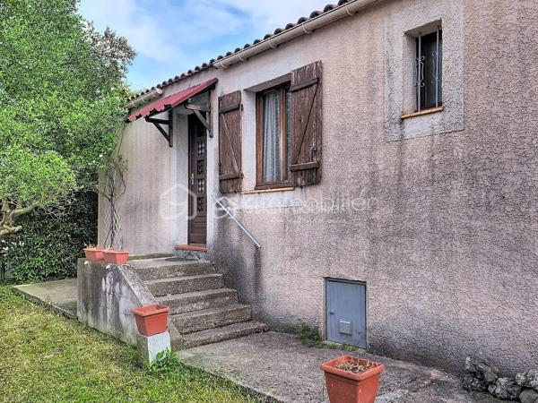 Dans l'un des villages les plus prisés aux portes de Montpellier, découvrez cette maison individuelle de plain-pied de 88 m², nichée au cœur d'un quartier résidentiel calme et verdoyant. Un véritable cocon où il fait bon vivre, à seulement quelques minutes de la ville, tout en profitant d'un environnement privilégié.
Dès l'arrivée, vous serez séduit par son jardin intimiste de 347 m², un écrin de verdure idéal pour vos repas d'été, les jeux des enfants ou simplement pour profiter du soleil en toute tranquillité.
À l'intérieur, la maison offre aujourd'hui une cuisine indépendante, un salon baigné de lumière grâce à son exposition plein sud, quatre chambres, une salle d'eau et des toilettes séparées. Mais son véritable atout réside dans son incroyable potentiel d'aménagement.
Vous rêvez d'une vaste pièce de vie avec cuisine ouverte, d'une suite parentale, d'un bureau pour le télétravail ou d'espaces plus contemporains ? Cette maison est une véritable page blanche qui vous permettra de créer un intérieur à votre image.
Et ce n'est pas tout…
Une pièce supplémentaire de 17 m², entièrement à aménager selon vos envies, complète ce bien. Atelier d'artiste, salle de jeux, espace professionnel, studio indépendant ou chambre supplémentaire : les possibilités sont nombreuses. Un garage vient également parfaire les prestations.
Les + qui font la différence :
✔ Maison individuelle, sans mitoyenneté.
✔ Plain-pied, pratique et fonctionnelle.
✔ Exposition sud pour une belle luminosité.
✔ 4 chambres.
✔ Pièce de 17 m² à aménager selon vos besoins.
✔ Garage.
✔ Jardin clos et intimiste de 347 m².
✔ Quartier pavillonnaire calme et recherché.
✔ Toutes les commodités à quelques minutes : écoles, commerces, services, équipements sportifs...
✔ Montpellier facilement accessible.
Rare sur le secteur, cette maison séduira aussi bien une famille qu'un acquéreur en quête d'un bien à personnaliser dans un environnement où les opportunités sont de plus en plus rares.
Un bien avec  du potentiel et un emplacement de premier choix… Il ne lui manque plus que votre projet de vie.
Contactez-moi dès aujourd'hui pour organiser une visite et laissez-vous séduire par tout ce que cette maison a à offrir.