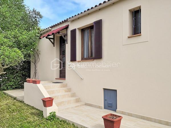 Dans l'un des villages les plus prisés aux portes de Montpellier, découvrez cette maison individuelle de plain-pied de 88 m², nichée au cœur d'un quartier résidentiel calme et verdoyant. Un véritable cocon où il fait bon vivre, à seulement quelques minutes de la ville, tout en profitant d'un environnement privilégié.
Dès l'arrivée, vous serez séduit par son jardin intimiste de 347 m², un écrin de verdure idéal pour vos repas d'été, les jeux des enfants ou simplement pour profiter du soleil en toute tranquillité.
À l'intérieur, la maison offre aujourd'hui une cuisine indépendante, un salon baigné de lumière grâce à son exposition plein sud, quatre chambres, une salle d'eau et des toilettes séparées. Mais son véritable atout réside dans son incroyable potentiel d'aménagement.
Vous rêvez d'une vaste pièce de vie avec cuisine ouverte, d'une suite parentale, d'un bureau pour le télétravail ou d'espaces plus contemporains ? Cette maison est une véritable page blanche qui vous permettra de créer un intérieur à votre image.
Et ce n'est pas tout…
Une pièce supplémentaire de 17 m², entièrement à aménager selon vos envies, complète ce bien. Atelier d'artiste, salle de jeux, espace professionnel, studio indépendant ou chambre supplémentaire : les possibilités sont nombreuses. Un garage vient également parfaire les prestations.
Les + qui font la différence :
✔ Maison individuelle, sans mitoyenneté.
✔ Plain-pied, pratique et fonctionnelle.
✔ Exposition sud pour une belle luminosité.
✔ 4 chambres.
✔ Pièce de 17 m² à aménager selon vos besoins.
✔ Garage.
✔ Jardin clos et intimiste de 347 m².
✔ Quartier pavillonnaire calme et recherché.
✔ Toutes les commodités à quelques minutes : écoles, commerces, services, équipements sportifs...
✔ Montpellier facilement accessible.
Rare sur le secteur, cette maison séduira aussi bien une famille qu'un acquéreur en quête d'un bien à personnaliser dans un environnement où les opportunités sont de plus en plus rares.
Un bien avec  du potentiel et un emplacement de premier choix… Il ne lui manque plus que votre projet de vie.
Contactez-moi dès aujourd'hui pour organiser une visite et laissez-vous séduire par tout ce que cette maison a à offrir.
