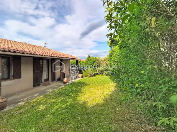 Dans l'un des villages les plus prisés aux portes de Montpellier, découvrez cette maison individuelle de plain-pied de 88 m², nichée au cœur d'un quartier résidentiel calme et verdoyant. Un véritable cocon où il fait bon vivre, à seulement quelques minutes de la ville, tout en profitant d'un environnement privilégié.
Dès l'arrivée, vous serez séduit par son jardin intimiste de 347 m², un écrin de verdure idéal pour vos repas d'été, les jeux des enfants ou simplement pour profiter du soleil en toute tranquillité.
À l'intérieur, la maison offre aujourd'hui une cuisine indépendante, un salon baigné de lumière grâce à son exposition plein sud, quatre chambres, une salle d'eau et des toilettes séparées. Mais son véritable atout réside dans son incroyable potentiel d'aménagement.
Vous rêvez d'une vaste pièce de vie avec cuisine ouverte, d'une suite parentale, d'un bureau pour le télétravail ou d'espaces plus contemporains ? Cette maison est une véritable page blanche qui vous permettra de créer un intérieur à votre image.
Et ce n'est pas tout…
Une pièce supplémentaire de 17 m², entièrement à aménager selon vos envies, complète ce bien. Atelier d'artiste, salle de jeux, espace professionnel, studio indépendant ou chambre supplémentaire : les possibilités sont nombreuses. Un garage vient également parfaire les prestations.
Les + qui font la différence :
✔ Maison individuelle, sans mitoyenneté.
✔ Plain-pied, pratique et fonctionnelle.
✔ Exposition sud pour une belle luminosité.
✔ 4 chambres.
✔ Pièce de 17 m² à aménager selon vos besoins.
✔ Garage.
✔ Jardin clos et intimiste de 347 m².
✔ Quartier pavillonnaire calme et recherché.
✔ Toutes les commodités à quelques minutes : écoles, commerces, services, équipements sportifs...
✔ Montpellier facilement accessible.
Rare sur le secteur, cette maison séduira aussi bien une famille qu'un acquéreur en quête d'un bien à personnaliser dans un environnement où les opportunités sont de plus en plus rares.
Un bien avec  du potentiel et un emplacement de premier choix… Il ne lui manque plus que votre projet de vie.
Contactez-moi dès aujourd'hui pour organiser une visite et laissez-vous séduire par tout ce que cette maison a à offrir.