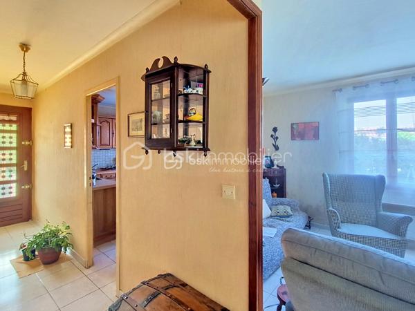Dans l'un des villages les plus prisés aux portes de Montpellier, découvrez cette maison individuelle de plain-pied de 88 m², nichée au cœur d'un quartier résidentiel calme et verdoyant. Un véritable cocon où il fait bon vivre, à seulement quelques minutes de la ville, tout en profitant d'un environnement privilégié.
Dès l'arrivée, vous serez séduit par son jardin intimiste de 347 m², un écrin de verdure idéal pour vos repas d'été, les jeux des enfants ou simplement pour profiter du soleil en toute tranquillité.
À l'intérieur, la maison offre aujourd'hui une cuisine indépendante, un salon baigné de lumière grâce à son exposition plein sud, quatre chambres, une salle d'eau et des toilettes séparées. Mais son véritable atout réside dans son incroyable potentiel d'aménagement.
Vous rêvez d'une vaste pièce de vie avec cuisine ouverte, d'une suite parentale, d'un bureau pour le télétravail ou d'espaces plus contemporains ? Cette maison est une véritable page blanche qui vous permettra de créer un intérieur à votre image.
Et ce n'est pas tout…
Une pièce supplémentaire de 17 m², entièrement à aménager selon vos envies, complète ce bien. Atelier d'artiste, salle de jeux, espace professionnel, studio indépendant ou chambre supplémentaire : les possibilités sont nombreuses. Un garage vient également parfaire les prestations.
Les + qui font la différence :
✔ Maison individuelle, sans mitoyenneté.
✔ Plain-pied, pratique et fonctionnelle.
✔ Exposition sud pour une belle luminosité.
✔ 4 chambres.
✔ Pièce de 17 m² à aménager selon vos besoins.
✔ Garage.
✔ Jardin clos et intimiste de 347 m².
✔ Quartier pavillonnaire calme et recherché.
✔ Toutes les commodités à quelques minutes : écoles, commerces, services, équipements sportifs...
✔ Montpellier facilement accessible.
Rare sur le secteur, cette maison séduira aussi bien une famille qu'un acquéreur en quête d'un bien à personnaliser dans un environnement où les opportunités sont de plus en plus rares.
Un bien avec  du potentiel et un emplacement de premier choix… Il ne lui manque plus que votre projet de vie.
Contactez-moi dès aujourd'hui pour organiser une visite et laissez-vous séduire par tout ce que cette maison a à offrir.