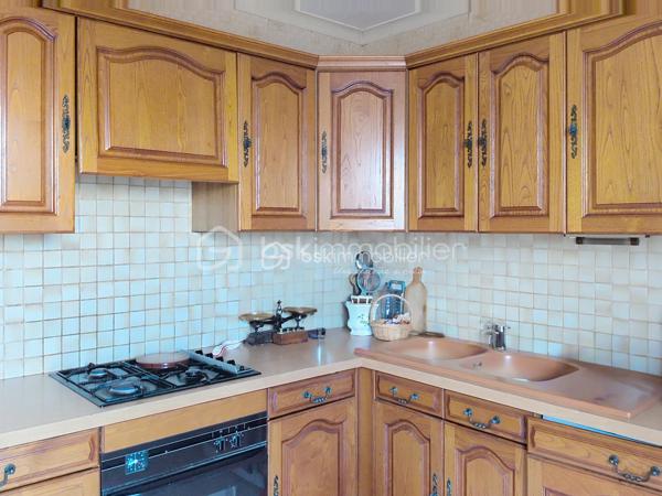 Dans l'un des villages les plus prisés aux portes de Montpellier, découvrez cette maison individuelle de plain-pied de 88 m², nichée au cœur d'un quartier résidentiel calme et verdoyant. Un véritable cocon où il fait bon vivre, à seulement quelques minutes de la ville, tout en profitant d'un environnement privilégié.
Dès l'arrivée, vous serez séduit par son jardin intimiste de 347 m², un écrin de verdure idéal pour vos repas d'été, les jeux des enfants ou simplement pour profiter du soleil en toute tranquillité.
À l'intérieur, la maison offre aujourd'hui une cuisine indépendante, un salon baigné de lumière grâce à son exposition plein sud, quatre chambres, une salle d'eau et des toilettes séparées. Mais son véritable atout réside dans son incroyable potentiel d'aménagement.
Vous rêvez d'une vaste pièce de vie avec cuisine ouverte, d'une suite parentale, d'un bureau pour le télétravail ou d'espaces plus contemporains ? Cette maison est une véritable page blanche qui vous permettra de créer un intérieur à votre image.
Et ce n'est pas tout…
Une pièce supplémentaire de 17 m², entièrement à aménager selon vos envies, complète ce bien. Atelier d'artiste, salle de jeux, espace professionnel, studio indépendant ou chambre supplémentaire : les possibilités sont nombreuses. Un garage vient également parfaire les prestations.
Les + qui font la différence :
✔ Maison individuelle, sans mitoyenneté.
✔ Plain-pied, pratique et fonctionnelle.
✔ Exposition sud pour une belle luminosité.
✔ 4 chambres.
✔ Pièce de 17 m² à aménager selon vos besoins.
✔ Garage.
✔ Jardin clos et intimiste de 347 m².
✔ Quartier pavillonnaire calme et recherché.
✔ Toutes les commodités à quelques minutes : écoles, commerces, services, équipements sportifs...
✔ Montpellier facilement accessible.
Rare sur le secteur, cette maison séduira aussi bien une famille qu'un acquéreur en quête d'un bien à personnaliser dans un environnement où les opportunités sont de plus en plus rares.
Un bien avec  du potentiel et un emplacement de premier choix… Il ne lui manque plus que votre projet de vie.
Contactez-moi dès aujourd'hui pour organiser une visite et laissez-vous séduire par tout ce que cette maison a à offrir.