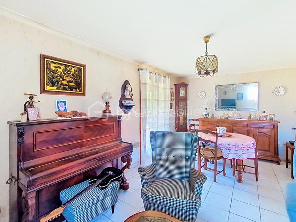 Dans l'un des villages les plus prisés aux portes de Montpellier, découvrez cette maison individuelle de plain-pied de 88 m², nichée au cœur d'un quartier résidentiel calme et verdoyant. Un véritable cocon où il fait bon vivre, à seulement quelques minutes de la ville, tout en profitant d'un environnement privilégié.
Dès l'arrivée, vous serez séduit par son jardin intimiste de 347 m², un écrin de verdure idéal pour vos repas d'été, les jeux des enfants ou simplement pour profiter du soleil en toute tranquillité.
À l'intérieur, la maison offre aujourd'hui une cuisine indépendante, un salon baigné de lumière grâce à son exposition plein sud, quatre chambres, une salle d'eau et des toilettes séparées. Mais son véritable atout réside dans son incroyable potentiel d'aménagement.
Vous rêvez d'une vaste pièce de vie avec cuisine ouverte, d'une suite parentale, d'un bureau pour le télétravail ou d'espaces plus contemporains ? Cette maison est une véritable page blanche qui vous permettra de créer un intérieur à votre image.
Et ce n'est pas tout…
Une pièce supplémentaire de 17 m², entièrement à aménager selon vos envies, complète ce bien. Atelier d'artiste, salle de jeux, espace professionnel, studio indépendant ou chambre supplémentaire : les possibilités sont nombreuses. Un garage vient également parfaire les prestations.
Les + qui font la différence :
✔ Maison individuelle, sans mitoyenneté.
✔ Plain-pied, pratique et fonctionnelle.
✔ Exposition sud pour une belle luminosité.
✔ 4 chambres.
✔ Pièce de 17 m² à aménager selon vos besoins.
✔ Garage.
✔ Jardin clos et intimiste de 347 m².
✔ Quartier pavillonnaire calme et recherché.
✔ Toutes les commodités à quelques minutes : écoles, commerces, services, équipements sportifs...
✔ Montpellier facilement accessible.
Rare sur le secteur, cette maison séduira aussi bien une famille qu'un acquéreur en quête d'un bien à personnaliser dans un environnement où les opportunités sont de plus en plus rares.
Un bien avec  du potentiel et un emplacement de premier choix… Il ne lui manque plus que votre projet de vie.
Contactez-moi dès aujourd'hui pour organiser une visite et laissez-vous séduire par tout ce que cette maison a à offrir.