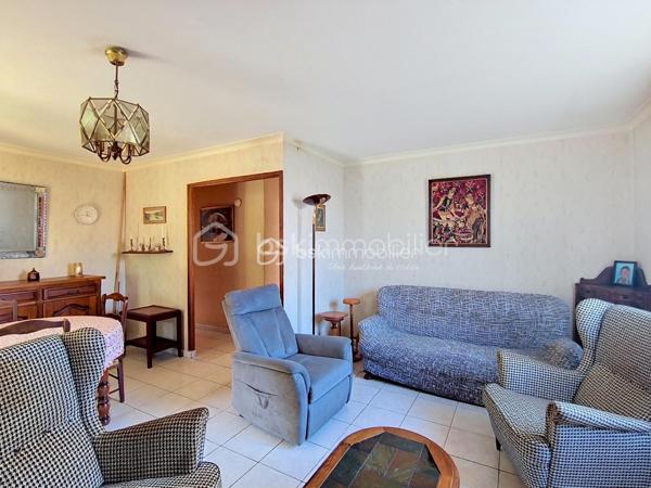 Dans l'un des villages les plus prisés aux portes de Montpellier, découvrez cette maison individuelle de plain-pied de 88 m², nichée au cœur d'un quartier résidentiel calme et verdoyant. Un véritable cocon où il fait bon vivre, à seulement quelques minutes de la ville, tout en profitant d'un environnement privilégié.
Dès l'arrivée, vous serez séduit par son jardin intimiste de 347 m², un écrin de verdure idéal pour vos repas d'été, les jeux des enfants ou simplement pour profiter du soleil en toute tranquillité.
À l'intérieur, la maison offre aujourd'hui une cuisine indépendante, un salon baigné de lumière grâce à son exposition plein sud, quatre chambres, une salle d'eau et des toilettes séparées. Mais son véritable atout réside dans son incroyable potentiel d'aménagement.
Vous rêvez d'une vaste pièce de vie avec cuisine ouverte, d'une suite parentale, d'un bureau pour le télétravail ou d'espaces plus contemporains ? Cette maison est une véritable page blanche qui vous permettra de créer un intérieur à votre image.
Et ce n'est pas tout…
Une pièce supplémentaire de 17 m², entièrement à aménager selon vos envies, complète ce bien. Atelier d'artiste, salle de jeux, espace professionnel, studio indépendant ou chambre supplémentaire : les possibilités sont nombreuses. Un garage vient également parfaire les prestations.
Les + qui font la différence :
✔ Maison individuelle, sans mitoyenneté.
✔ Plain-pied, pratique et fonctionnelle.
✔ Exposition sud pour une belle luminosité.
✔ 4 chambres.
✔ Pièce de 17 m² à aménager selon vos besoins.
✔ Garage.
✔ Jardin clos et intimiste de 347 m².
✔ Quartier pavillonnaire calme et recherché.
✔ Toutes les commodités à quelques minutes : écoles, commerces, services, équipements sportifs...
✔ Montpellier facilement accessible.
Rare sur le secteur, cette maison séduira aussi bien une famille qu'un acquéreur en quête d'un bien à personnaliser dans un environnement où les opportunités sont de plus en plus rares.
Un bien avec  du potentiel et un emplacement de premier choix… Il ne lui manque plus que votre projet de vie.
Contactez-moi dès aujourd'hui pour organiser une visite et laissez-vous séduire par tout ce que cette maison a à offrir.