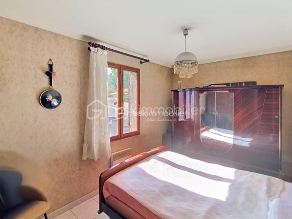 Dans l'un des villages les plus prisés aux portes de Montpellier, découvrez cette maison individuelle de plain-pied de 88 m², nichée au cœur d'un quartier résidentiel calme et verdoyant. Un véritable cocon où il fait bon vivre, à seulement quelques minutes de la ville, tout en profitant d'un environnement privilégié.
Dès l'arrivée, vous serez séduit par son jardin intimiste de 347 m², un écrin de verdure idéal pour vos repas d'été, les jeux des enfants ou simplement pour profiter du soleil en toute tranquillité.
À l'intérieur, la maison offre aujourd'hui une cuisine indépendante, un salon baigné de lumière grâce à son exposition plein sud, quatre chambres, une salle d'eau et des toilettes séparées. Mais son véritable atout réside dans son incroyable potentiel d'aménagement.
Vous rêvez d'une vaste pièce de vie avec cuisine ouverte, d'une suite parentale, d'un bureau pour le télétravail ou d'espaces plus contemporains ? Cette maison est une véritable page blanche qui vous permettra de créer un intérieur à votre image.
Et ce n'est pas tout…
Une pièce supplémentaire de 17 m², entièrement à aménager selon vos envies, complète ce bien. Atelier d'artiste, salle de jeux, espace professionnel, studio indépendant ou chambre supplémentaire : les possibilités sont nombreuses. Un garage vient également parfaire les prestations.
Les + qui font la différence :
✔ Maison individuelle, sans mitoyenneté.
✔ Plain-pied, pratique et fonctionnelle.
✔ Exposition sud pour une belle luminosité.
✔ 4 chambres.
✔ Pièce de 17 m² à aménager selon vos besoins.
✔ Garage.
✔ Jardin clos et intimiste de 347 m².
✔ Quartier pavillonnaire calme et recherché.
✔ Toutes les commodités à quelques minutes : écoles, commerces, services, équipements sportifs...
✔ Montpellier facilement accessible.
Rare sur le secteur, cette maison séduira aussi bien une famille qu'un acquéreur en quête d'un bien à personnaliser dans un environnement où les opportunités sont de plus en plus rares.
Un bien avec  du potentiel et un emplacement de premier choix… Il ne lui manque plus que votre projet de vie.
Contactez-moi dès aujourd'hui pour organiser une visite et laissez-vous séduire par tout ce que cette maison a à offrir.