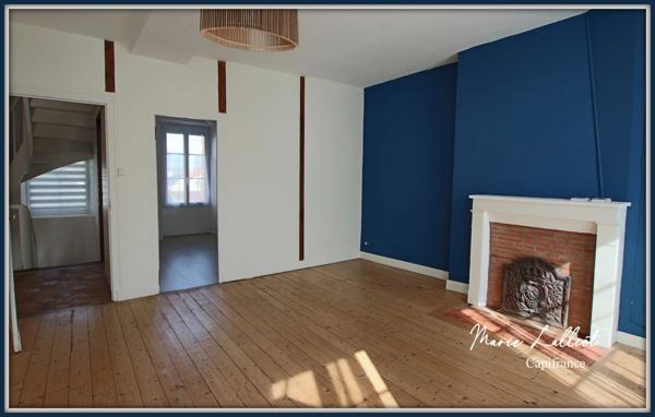 Dpt Loiret (45), à vendre coeur de ville PUISEAUX, 191m², 5 chambres, cour, pierres, poutres, tomettes