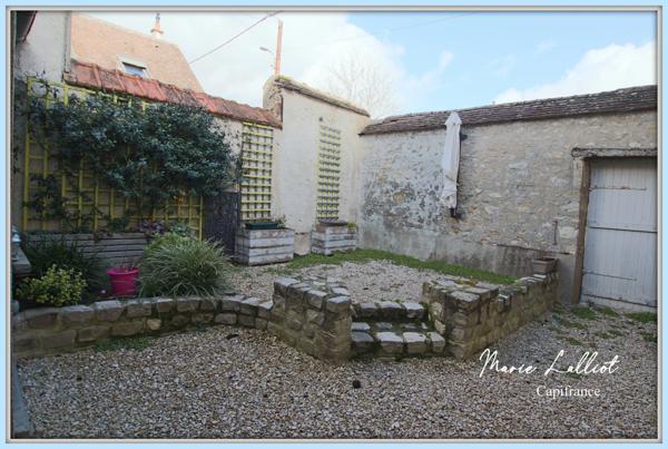 Dpt Loiret (45), à vendre coeur de ville PUISEAUX, 191m², 5 chambres, cour, pierres, poutres, tomettes