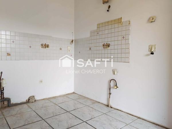 Maison 3 chambres avec garage, 1 salle d’eau et 1 WC par étage, idéalement située près des commerces.
