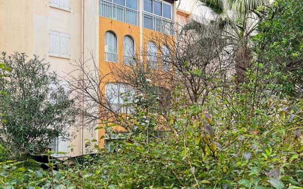 Appartement à vendre    2 pièces • 28 m2 Fréjus