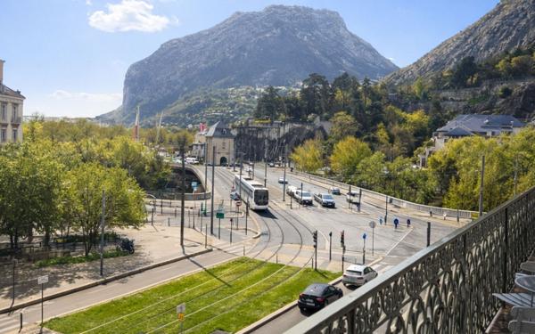 Appartement à vendre    3 pièces • 75 m2 Grenoble