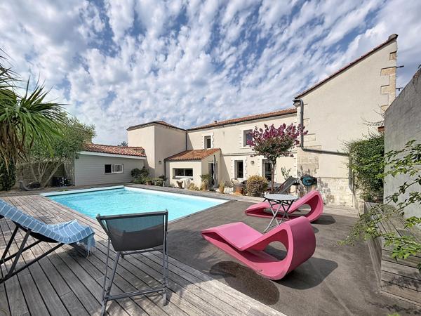 ANGOULEME 2KM Gare - très belle maison de ville entièrement rénovée de façon contemporaine avec jardin, terras