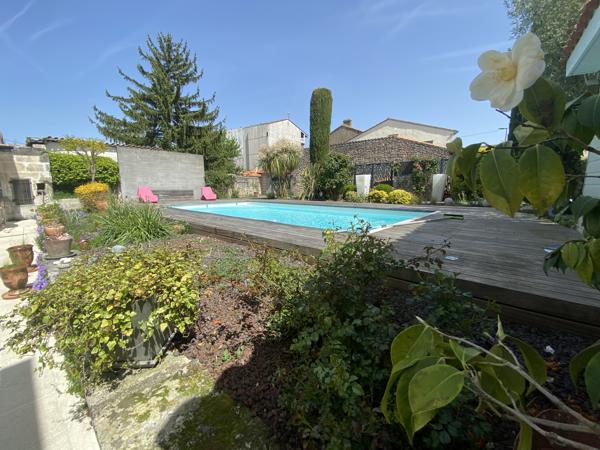 ANGOULEME 2KM Gare - très belle maison de ville entièrement rénovée de façon contemporaine avec jardin, terras