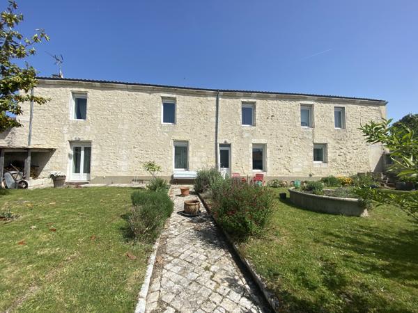 ANGOULEME 2KM Gare - très belle maison de ville entièrement rénovée de façon contemporaine avec jardin, terras