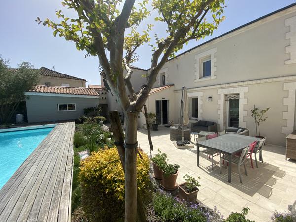 ANGOULEME 2KM Gare - très belle maison de ville entièrement rénovée de façon contemporaine avec jardin, terras