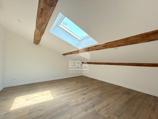 A LOUER LOURMARIN 84160 CENTRE VILLE APPARTEMENT MEUBLE TRIPLEX D'ENVIRON 61M² LOI CARREZ (76M²  AU SOL) AVEC CAVE