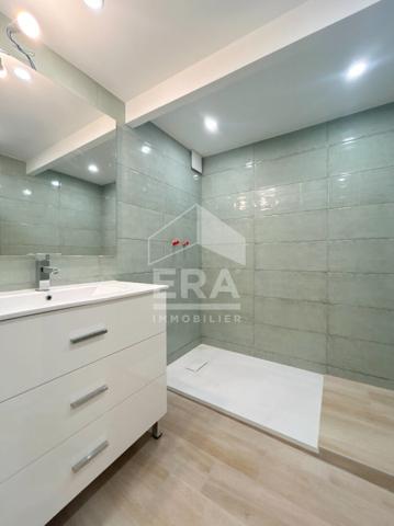 A LOUER LOURMARIN 84160 CENTRE VILLE APPARTEMENT MEUBLE TRIPLEX D'ENVIRON 61M² LOI CARREZ (76M²  AU SOL) AVEC CAVE