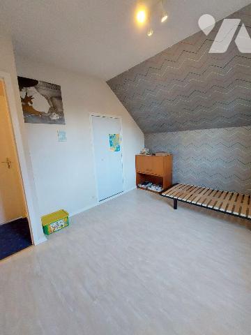 À VENDRE - RENNES (35) - Quartier Landry - Dans un lotissement, une maison mitoyenne d'un côté,...