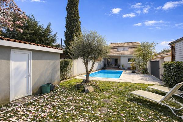 Villeneuve-sur-Lot (47300) Villeneuve-sur-Lot – Belle maison de ville entièrement rénovée avec piscine, grands volumes - vie de plain-pie