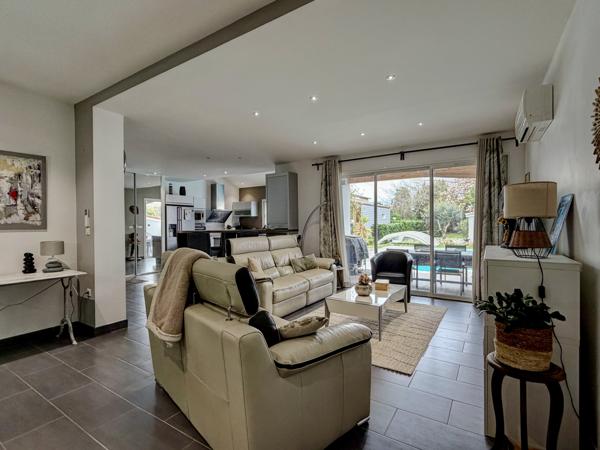 Villeneuve-sur-Lot (47300) Villeneuve-sur-Lot – Belle maison de ville entièrement rénovée avec piscine, grands volumes - vie de plain-pie