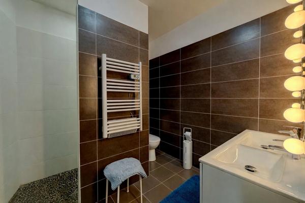 Villeneuve-sur-Lot (47300) Villeneuve-sur-Lot – Belle maison de ville entièrement rénovée avec piscine, grands volumes - vie de plain-pie