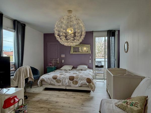 Villeneuve-sur-Lot (47300) Villeneuve-sur-Lot – Belle maison de ville entièrement rénovée avec piscine, grands volumes - vie de plain-pie