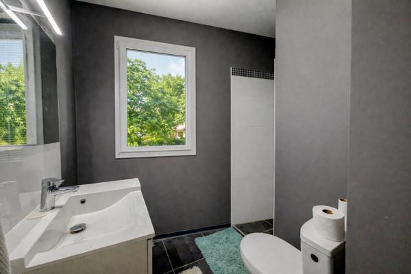 Villeneuve-sur-Lot (47300) Villeneuve-sur-Lot – Belle maison de ville entièrement rénovée avec piscine, grands volumes - vie de plain-pie