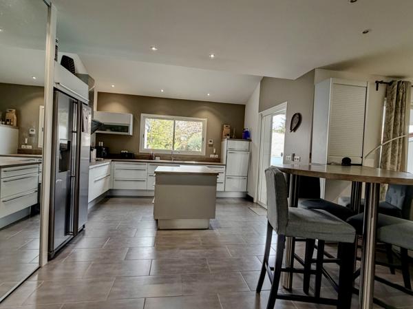 Villeneuve-sur-Lot (47300) Villeneuve-sur-Lot – Belle maison de ville entièrement rénovée avec piscine, grands volumes - vie de plain-pie