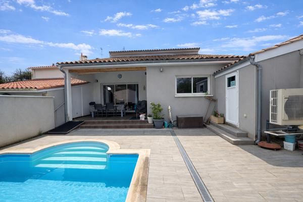 Villeneuve-sur-Lot (47300) Villeneuve-sur-Lot – Belle maison de ville entièrement rénovée avec piscine, grands volumes - vie de plain-pie