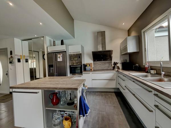 Villeneuve-sur-Lot (47300) Villeneuve-sur-Lot – Belle maison de ville entièrement rénovée avec piscine, grands volumes - vie de plain-pie