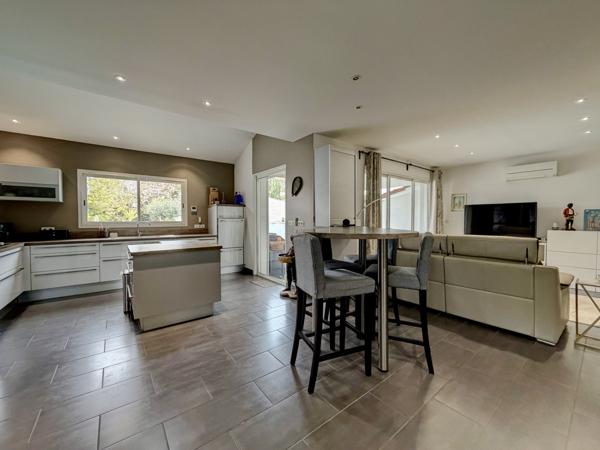 Villeneuve-sur-Lot (47300) Villeneuve-sur-Lot – Belle maison de ville entièrement rénovée avec piscine, grands volumes - vie de plain-pie