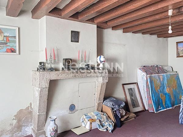 Authentique longère des années 1800-1900 à rénover, composée de 2 bâtiments d'habitation et 139?m² de granges. Terrain clos de 641?m². Idéal projet de rénovation.