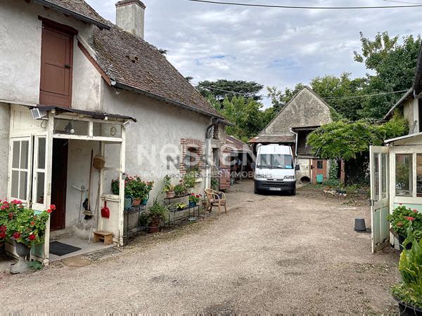 Authentique longère des années 1800-1900 à rénover, composée de 2 bâtiments d'habitation et 139?m² de granges. Terrain clos de 641?m². Idéal projet de rénovation.