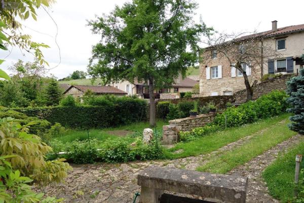 Maison à vendre à La Roche-Vineuse en Saône-et-Loire (71960), ref : MA 594