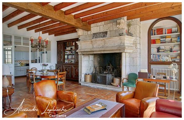 Dpt Tarn et Garonne (82), à vendre LAUZERTE maison de ville en pierre 9 pièces de 205m² avec jardin et garage.