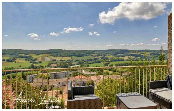 Dpt Tarn et Garonne (82), à vendre LAUZERTE maison de ville en pierre 9 pièces de 205m² avec jardin et garage.