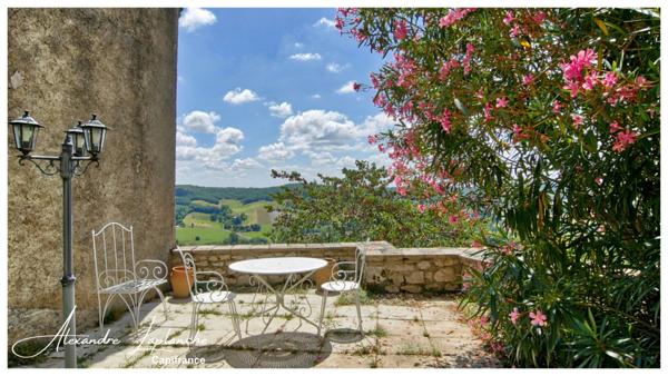 Dpt Tarn et Garonne (82), à vendre LAUZERTE maison de ville en pierre 9 pièces de 205m² avec jardin et garage.