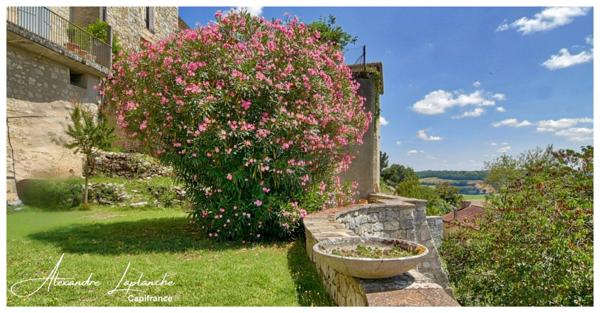 Dpt Tarn et Garonne (82), à vendre LAUZERTE maison de ville en pierre 9 pièces de 205m² avec jardin et garage.