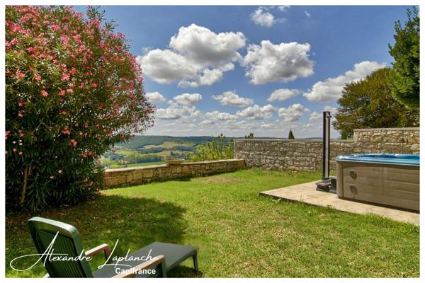 Dpt Tarn et Garonne (82), à vendre LAUZERTE maison de ville en pierre 9 pièces de 205m² avec jardin et garage.