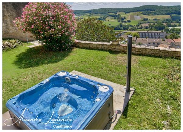 Dpt Tarn et Garonne (82), à vendre LAUZERTE maison de ville en pierre 9 pièces de 205m² avec jardin et garage.