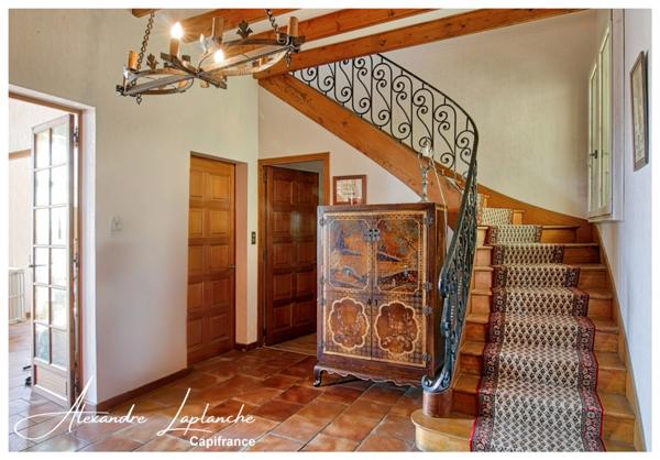 Dpt Tarn et Garonne (82), à vendre LAUZERTE maison de ville en pierre 9 pièces de 205m² avec jardin et garage.