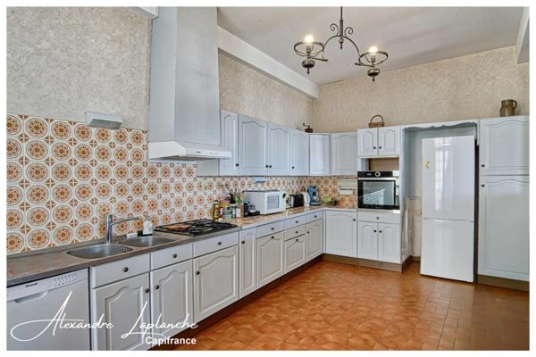 Dpt Tarn et Garonne (82), à vendre LAUZERTE maison de ville en pierre 9 pièces de 205m² avec jardin et garage.