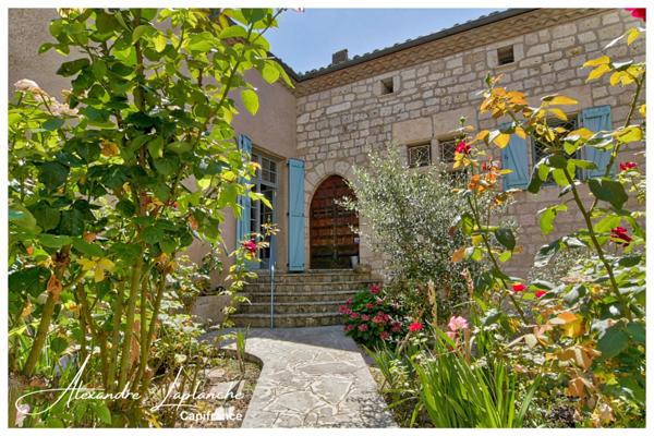 Dpt Tarn et Garonne (82), à vendre LAUZERTE maison de ville en pierre 9 pièces de 205m² avec jardin et garage.