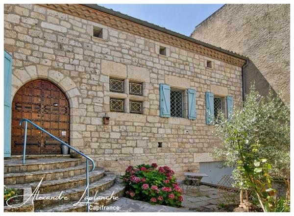 Dpt Tarn et Garonne (82), à vendre LAUZERTE maison de ville en pierre 9 pièces de 205m² avec jardin et garage.