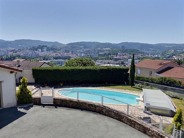 Unieux 42240 maison individuelle des années 70 sur sous sol complet 131m² habitables 4 chambres 3 garages 1 piscine sur 1190m² de terrain