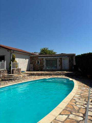 Unieux 42240 maison individuelle des années 70 sur sous sol complet 131m² habitables 4 chambres 3 garages 1 piscine sur 1190m² de terrain