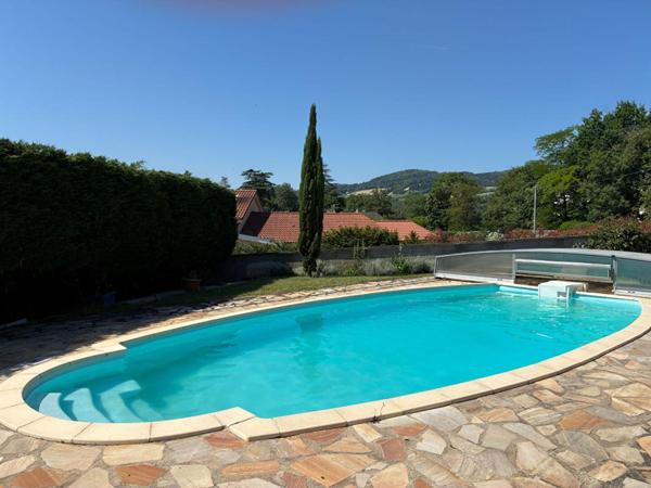 Unieux 42240 maison individuelle des années 70 sur sous sol complet 131m² habitables 4 chambres 3 garages 1 piscine sur 1190m² de terrain