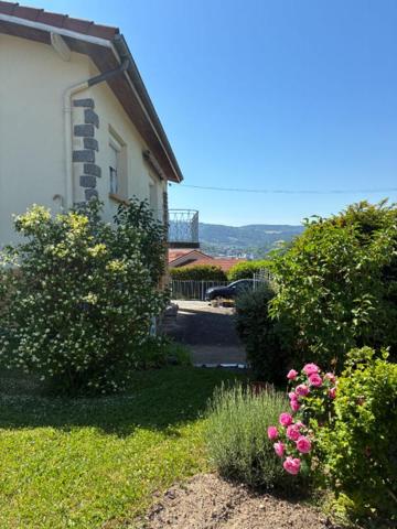 Unieux 42240 maison individuelle des années 70 sur sous sol complet 131m² habitables 4 chambres 3 garages 1 piscine sur 1190m² de terrain