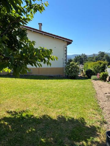 Unieux 42240 maison individuelle des années 70 sur sous sol complet 131m² habitables 4 chambres 3 garages 1 piscine sur 1190m² de terrain