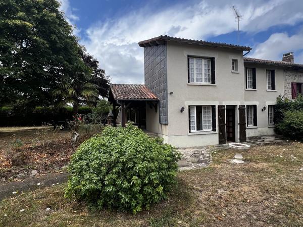 Dans un emplacement paisible, jolie maison avec un grand jardin et garage
