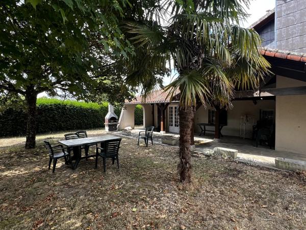 Dans un emplacement paisible, jolie maison avec un grand jardin et garage